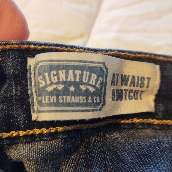 Levi's New Without Tags  Signature 12 Short Jeans - Picture 3 of 8